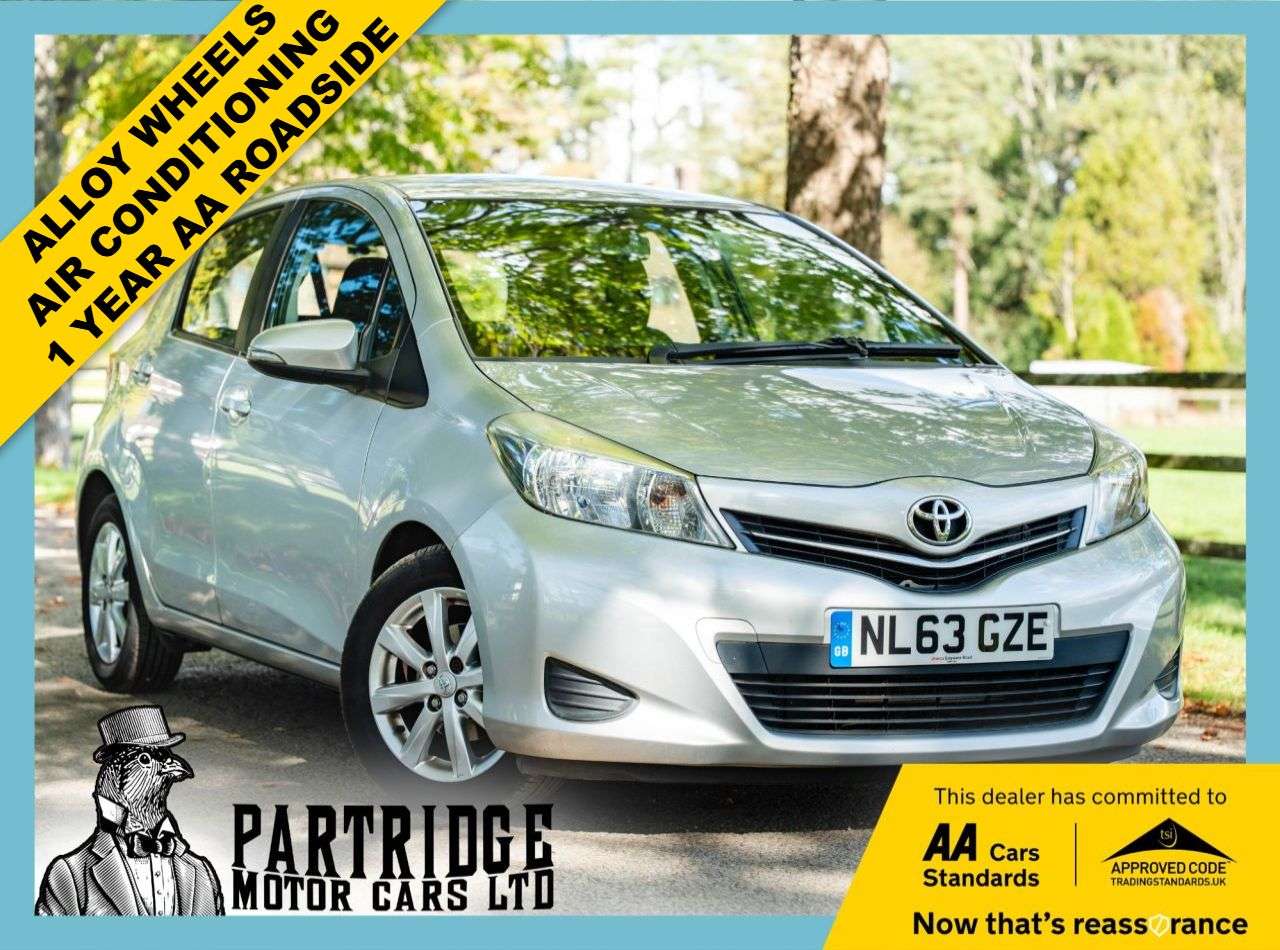 A 2013 TOYOTA YARIS 1.33 Dual VVT-i TR Hatchback 5dr Petrol Manual Euro 5 (101 ps) REAR VIEW CA A 2013 TOYOTA YARIS 1.33 Dual VVT-i TR Hatchback 5dr Petrol Manual Euro 5 (101 ps) REAR VIEW CA