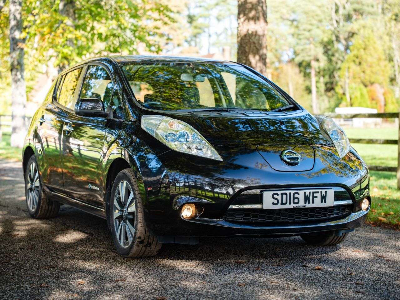 A 2016 NISSAN LEAF 30kWh Tekna Hatchback 5dr Electric Auto (109 bhp) CLIMATE CONTROL, HEATED S A 2016 NISSAN LEAF 30kWh Tekna Hatchback 5dr Electric Auto (109 bhp) CLIMATE CONTROL, HEATED S
