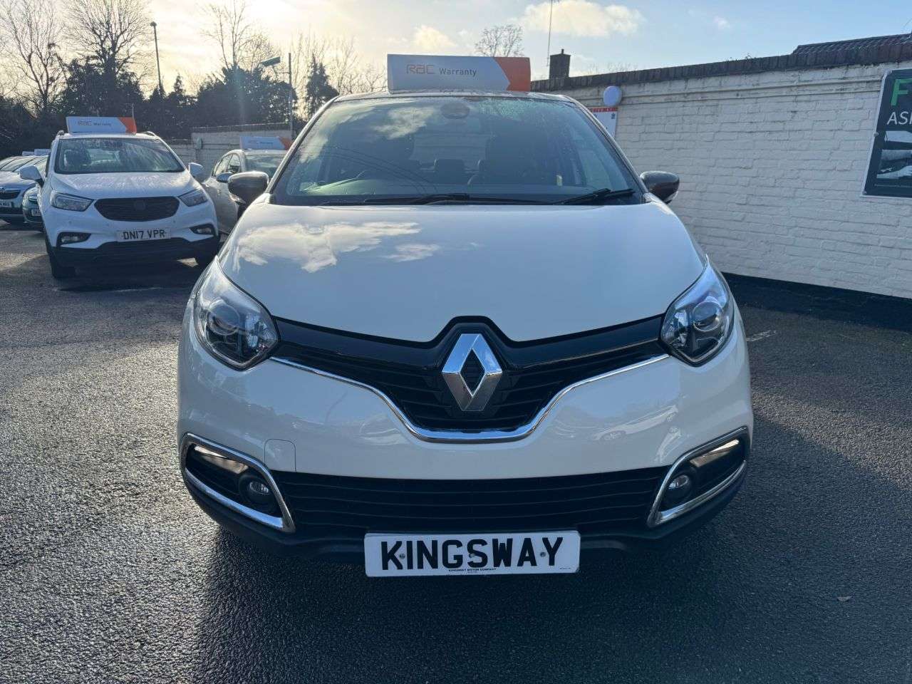 A 2016 RENAULT CAPTUR 0.9 TCe ENERGY Iconic Nav SUV 5dr Petrol Manual Euro 6 (s/s) (90 ps) WE WAN A 2016 RENAULT CAPTUR 0.9 TCe ENERGY Iconic Nav SUV 5dr Petrol Manual Euro 6 (s/s) (90 ps) WE WAN