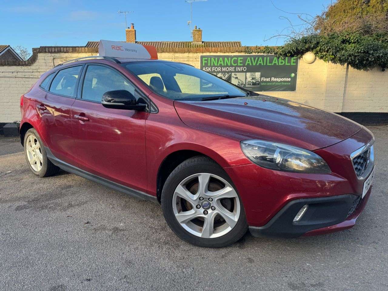 A 2014 VOLVO V40 CROSS COUNTRY 1.6 D2 Lux Hatchback 5dr Diesel Powershift Euro 5 (s/s) (115 ps) WE WANT YO A 2014 VOLVO V40 CROSS COUNTRY 1.6 D2 Lux Hatchback 5dr Diesel Powershift Euro 5 (s/s) (115 ps) WE WANT YO