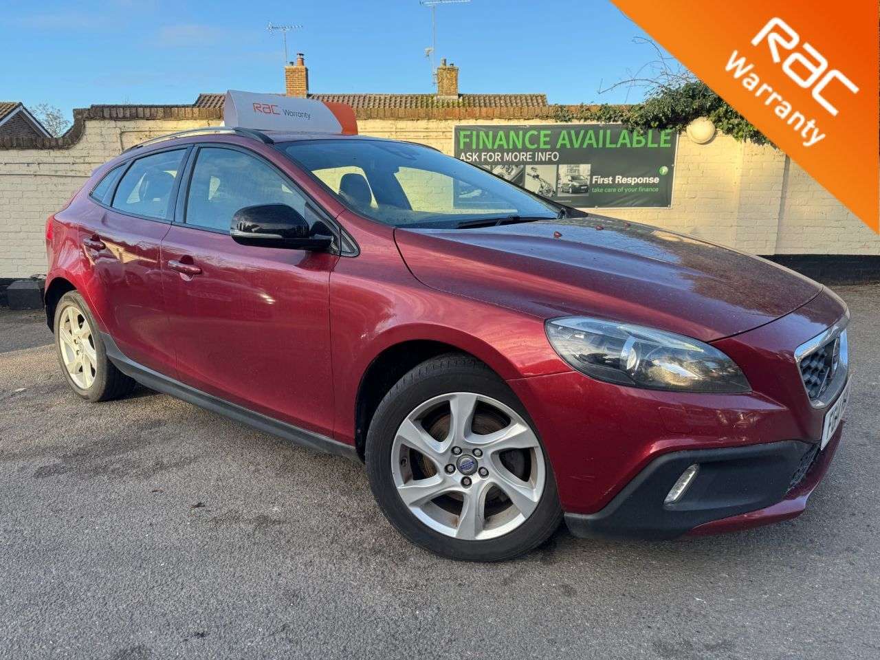 A 2014 VOLVO V40 CROSS COUNTRY 1.6 D2 Lux Hatchback 5dr Diesel Powershift Euro 5 (s/s) (115 ps) WE WANT YO A 2014 VOLVO V40 CROSS COUNTRY 1.6 D2 Lux Hatchback 5dr Diesel Powershift Euro 5 (s/s) (115 ps) WE WANT YO