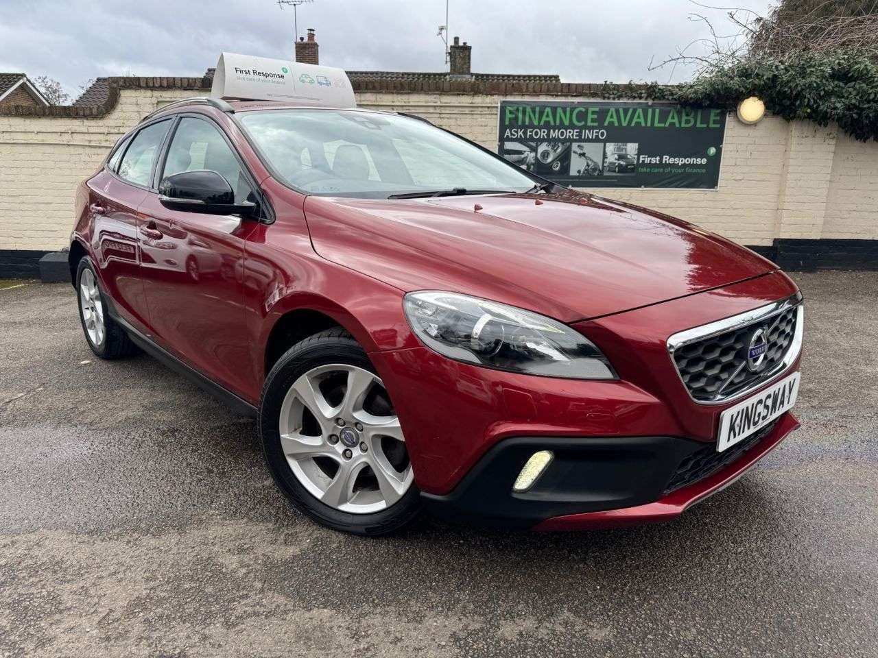 A 2014 VOLVO V40 CROSS COUNTRY 1.6 D2 Lux Hatchback 5dr Diesel Powershift Euro 5 (s/s) (115 ps) WE WANT YO A 2014 VOLVO V40 CROSS COUNTRY 1.6 D2 Lux Hatchback 5dr Diesel Powershift Euro 5 (s/s) (115 ps) WE WANT YO