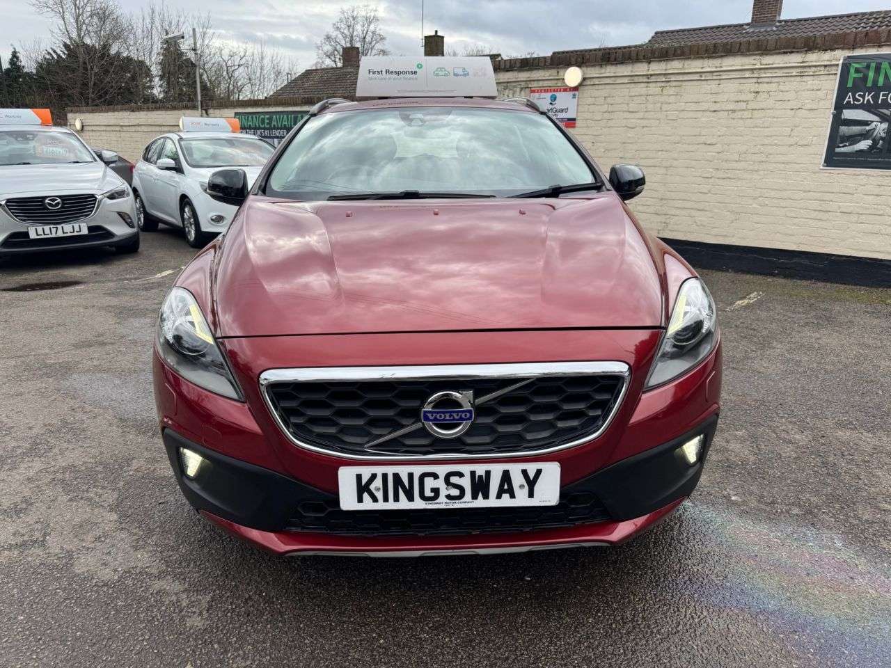 A 2014 VOLVO V40 CROSS COUNTRY 1.6 D2 Lux Hatchback 5dr Diesel Powershift Euro 5 (s/s) (115 ps) WE WANT YO A 2014 VOLVO V40 CROSS COUNTRY 1.6 D2 Lux Hatchback 5dr Diesel Powershift Euro 5 (s/s) (115 ps) WE WANT YO