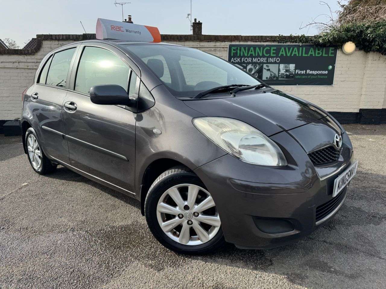 A 2010 TOYOTA YARIS 1.33 Dual VVT-i TR Hatchback 5dr Petrol Manual Euro 4 (s/s) (101 ps) A 2010 TOYOTA YARIS 1.33 Dual VVT-i TR Hatchback 5dr Petrol Manual Euro 4 (s/s) (101 ps)