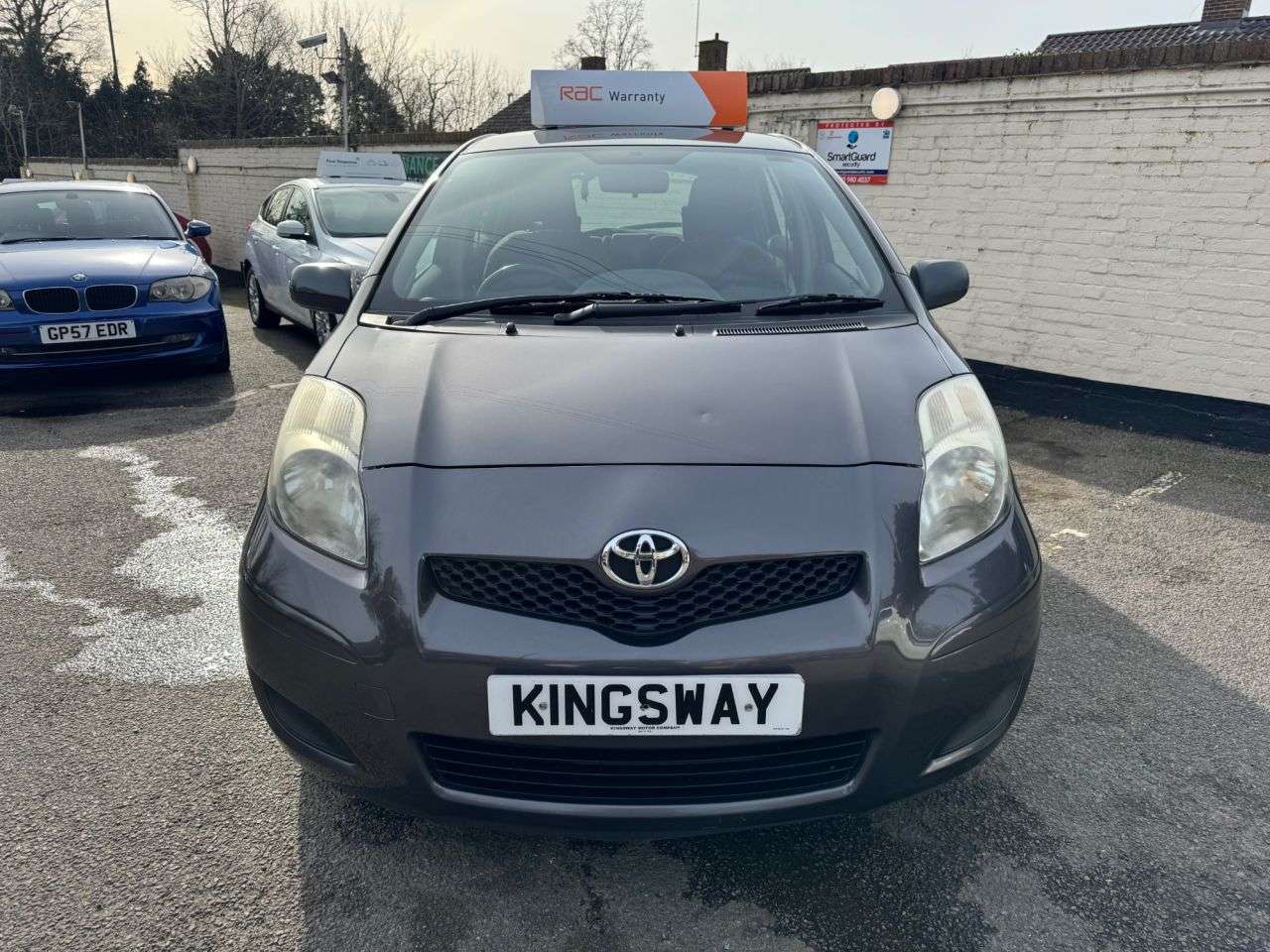 A 2010 TOYOTA YARIS 1.33 Dual VVT-i TR Hatchback 5dr Petrol Manual Euro 4 (s/s) (101 ps) A 2010 TOYOTA YARIS 1.33 Dual VVT-i TR Hatchback 5dr Petrol Manual Euro 4 (s/s) (101 ps)