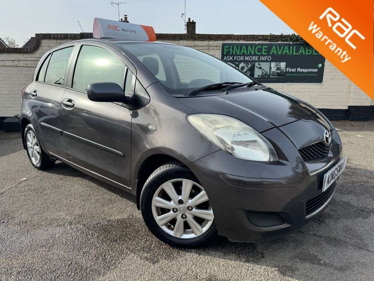 A 2010 TOYOTA YARIS 1.33 Dual VVT-i TR Hatchback 5dr Petrol Manual Euro 4 (s/s) (101 ps) A 2010 TOYOTA YARIS 1.33 Dual VVT-i TR Hatchback 5dr Petrol Manual Euro 4 (s/s) (101 ps)