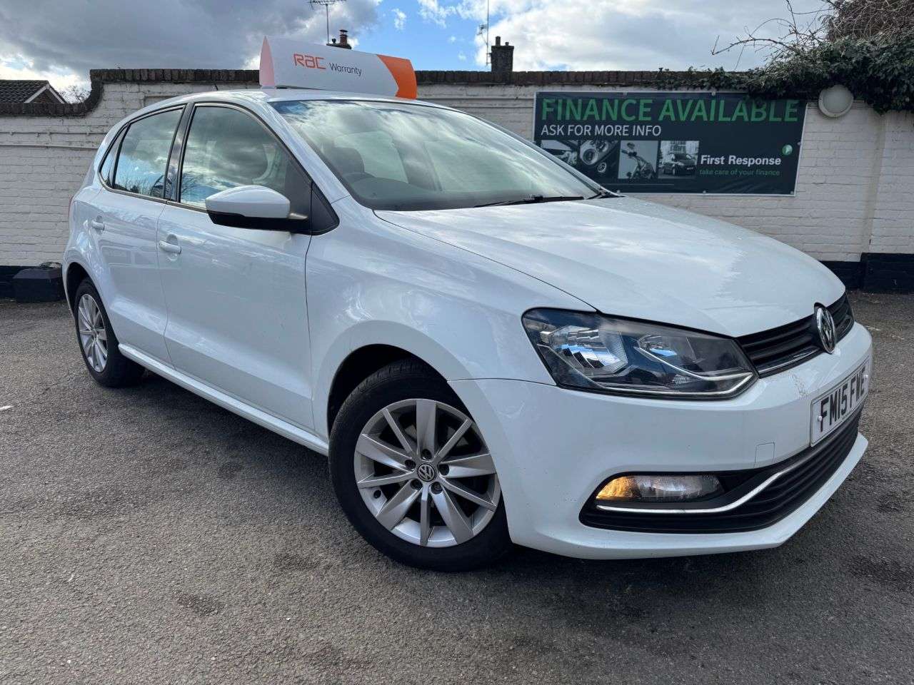 A 2015 VOLKSWAGEN POLO 1.2 TSI BlueMotion Tech SE Hatchback 5dr Petrol Manual Euro 6 (s/s) (90 ps) A 2015 VOLKSWAGEN POLO 1.2 TSI BlueMotion Tech SE Hatchback 5dr Petrol Manual Euro 6 (s/s) (90 ps)