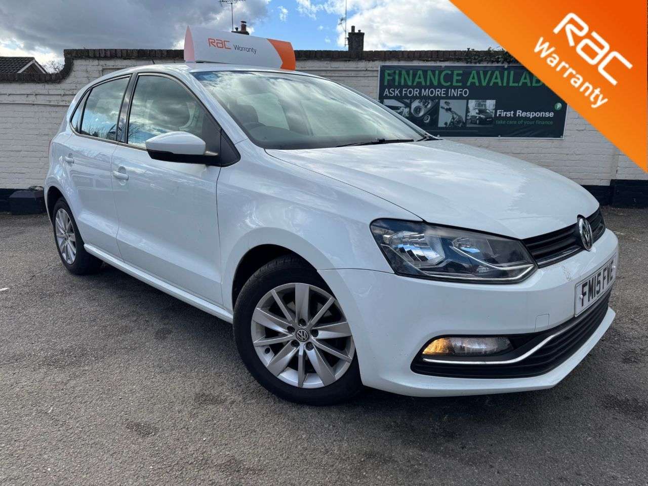 A 2015 VOLKSWAGEN POLO 1.2 TSI BlueMotion Tech SE Hatchback 5dr Petrol Manual Euro 6 (s/s) (90 ps) A 2015 VOLKSWAGEN POLO 1.2 TSI BlueMotion Tech SE Hatchback 5dr Petrol Manual Euro 6 (s/s) (90 ps)