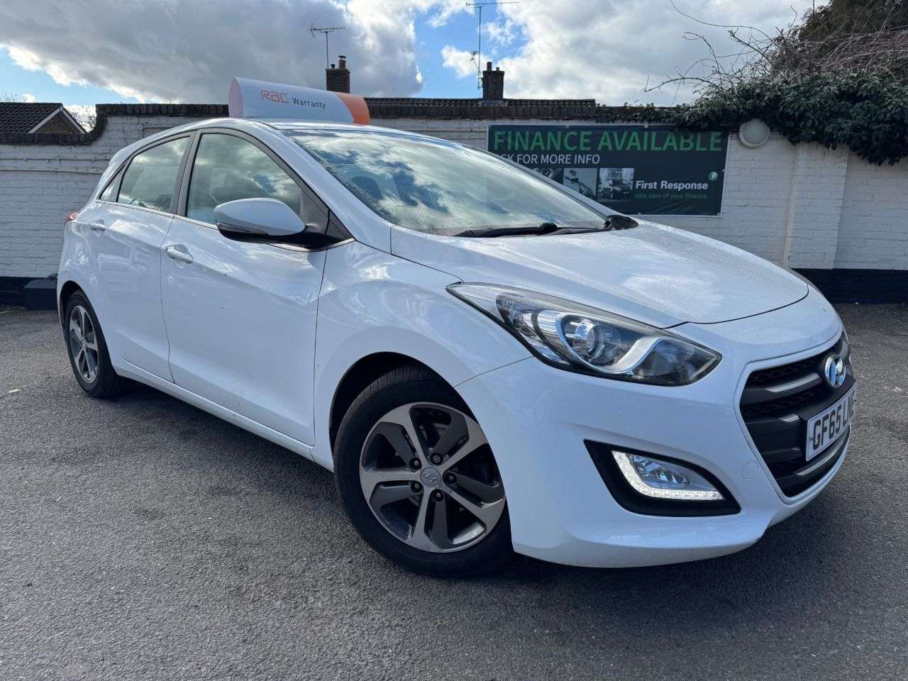 A 2015 HYUNDAI I30 1.6 SE Nav Hatchback 5dr Petrol Auto Euro 6 (120 ps) AUTOMATIC A 2015 HYUNDAI I30 1.6 SE Nav Hatchback 5dr Petrol Auto Euro 6 (120 ps) AUTOMATIC