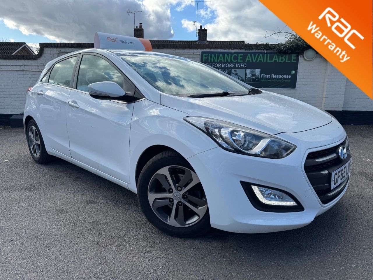 A 2015 HYUNDAI I30 1.6 SE Nav Hatchback 5dr Petrol Auto Euro 6 (120 ps) AUTOMATIC A 2015 HYUNDAI I30 1.6 SE Nav Hatchback 5dr Petrol Auto Euro 6 (120 ps) AUTOMATIC