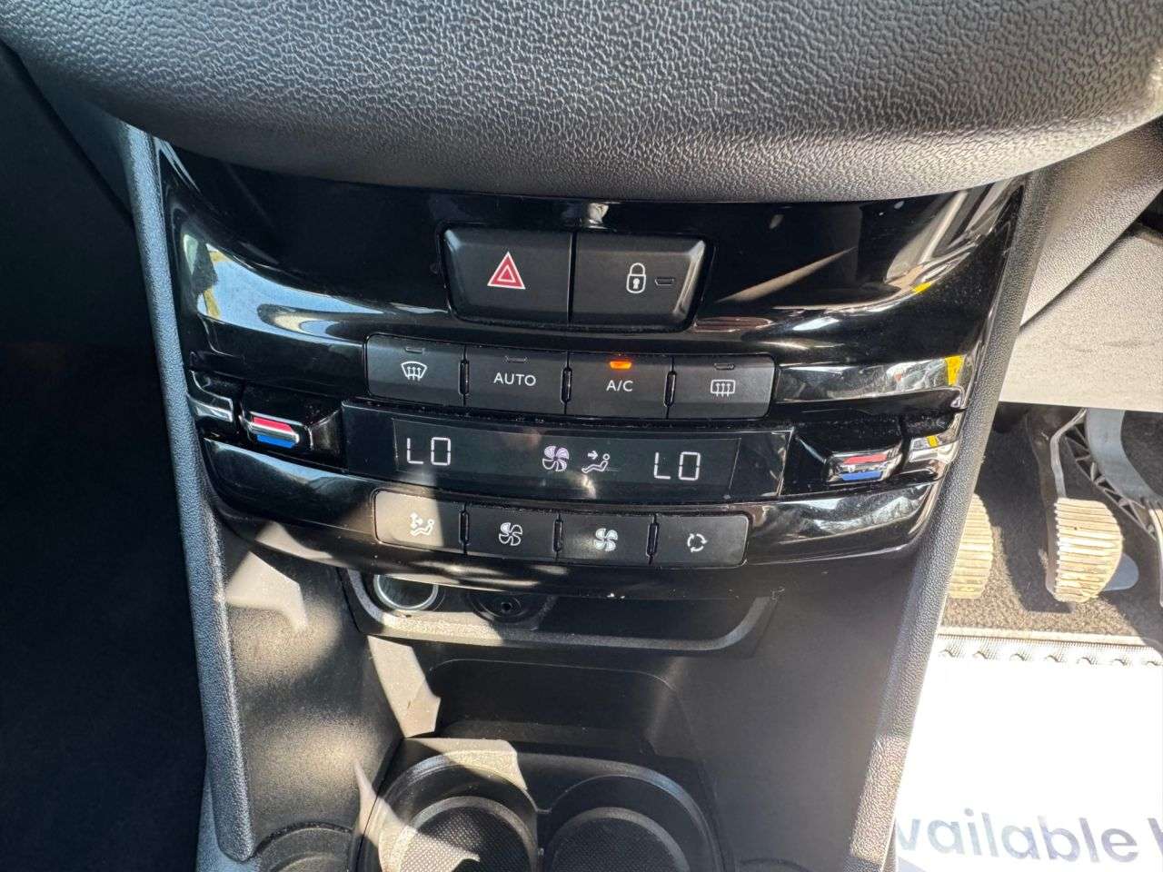 2013 PEUGEOT 208 2013 PEUGEOT 208