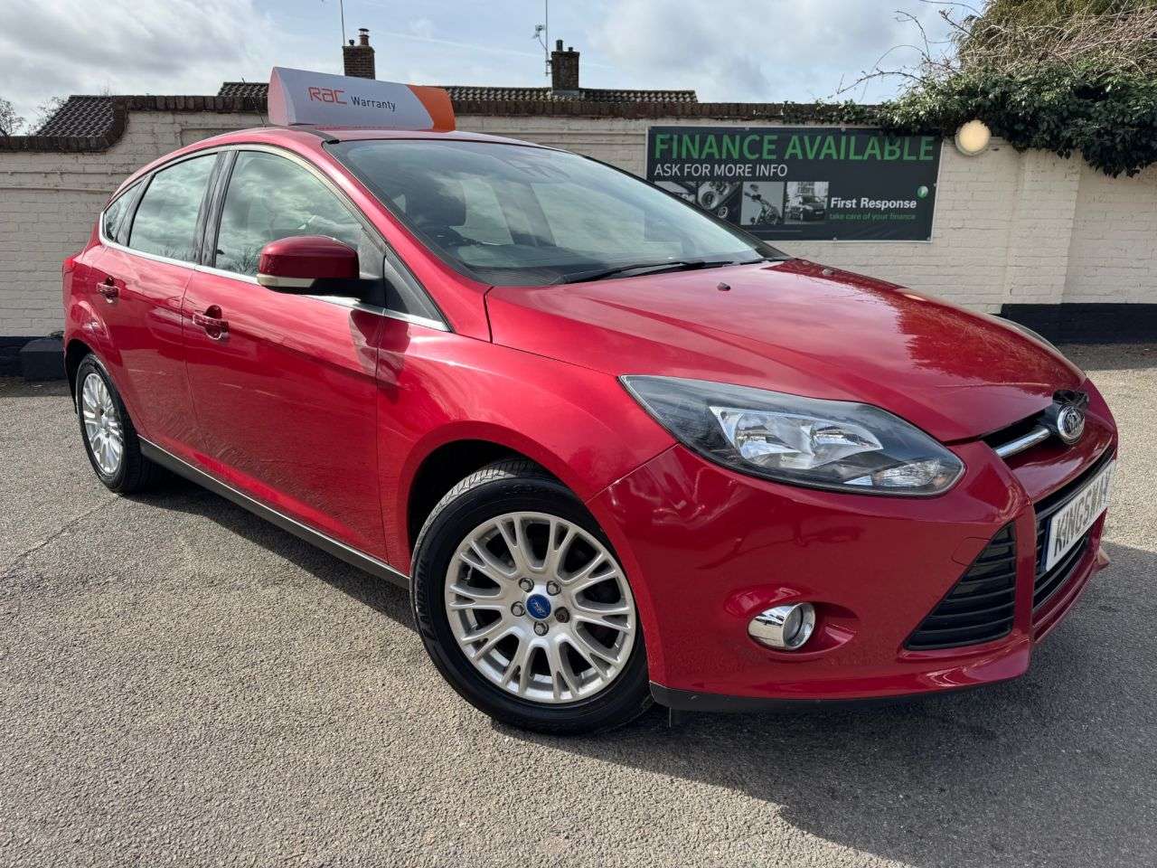 A 2011 FORD FOCUS 1.6 Titanium Hatchback 5dr Petrol Manual Euro 5 (125 ps) A 2011 FORD FOCUS 1.6 Titanium Hatchback 5dr Petrol Manual Euro 5 (125 ps)