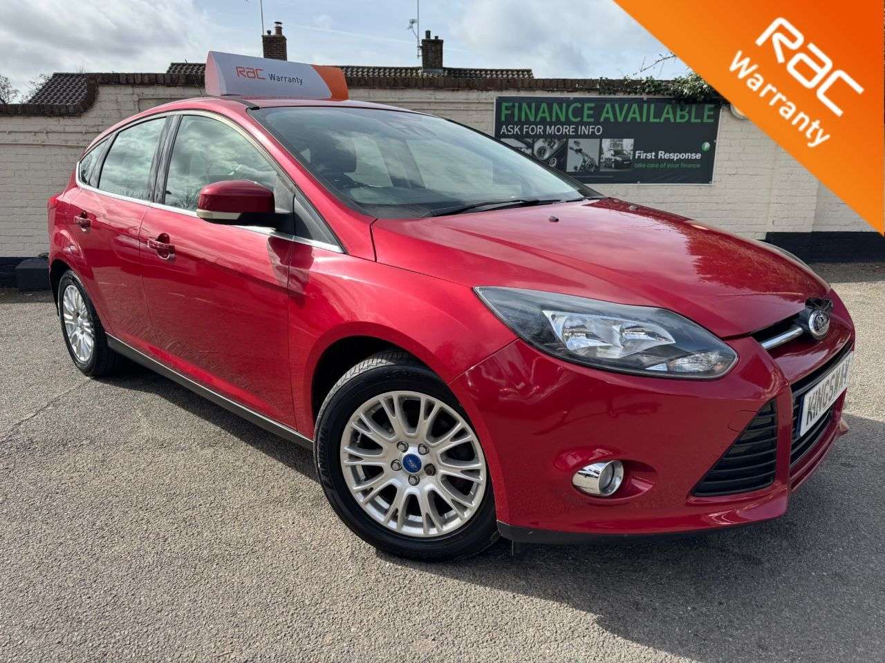 A 2011 FORD FOCUS 1.6 Titanium Hatchback 5dr Petrol Manual Euro 5 (125 ps) A 2011 FORD FOCUS 1.6 Titanium Hatchback 5dr Petrol Manual Euro 5 (125 ps)