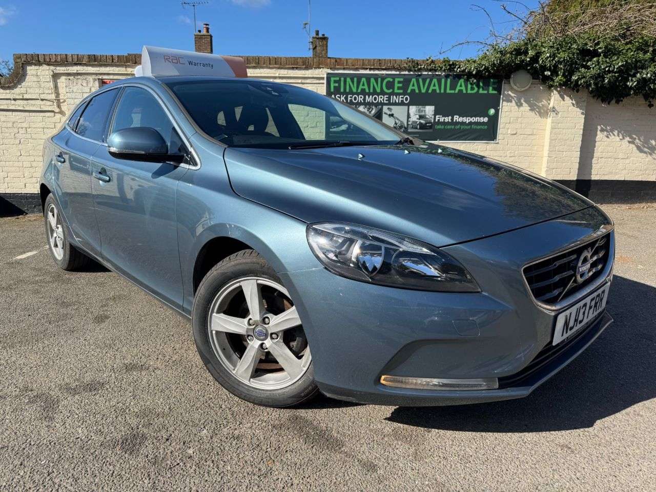 A 2013 VOLVO V40 1.6 D2 SE Hatchback 5dr Diesel Manual Euro 5 (s/s) (115 ps) A 2013 VOLVO V40 1.6 D2 SE Hatchback 5dr Diesel Manual Euro 5 (s/s) (115 ps)