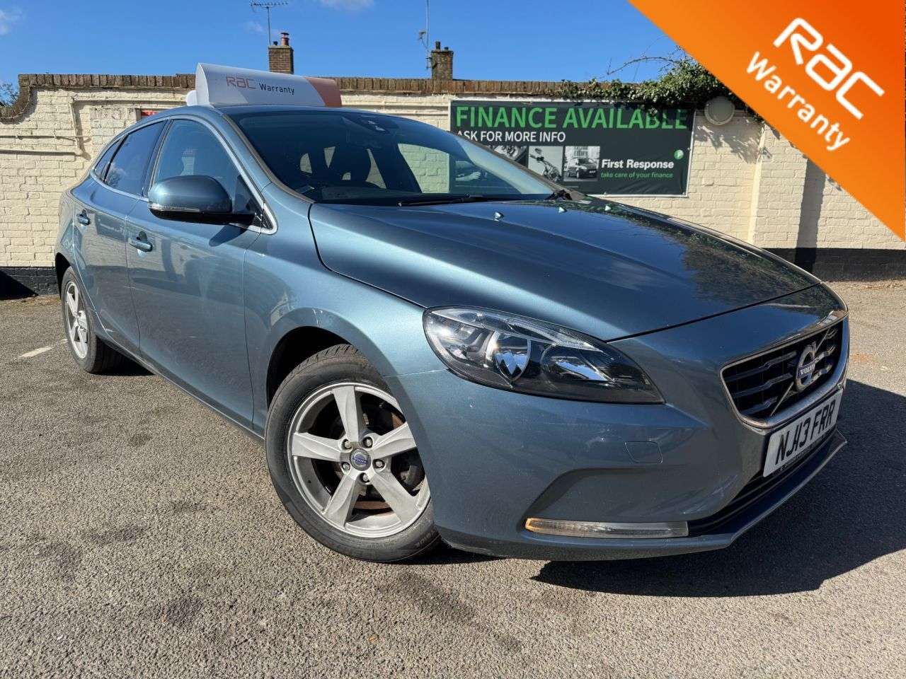 A 2013 VOLVO V40 1.6 D2 SE Hatchback 5dr Diesel Manual Euro 5 (s/s) (115 ps) A 2013 VOLVO V40 1.6 D2 SE Hatchback 5dr Diesel Manual Euro 5 (s/s) (115 ps)
