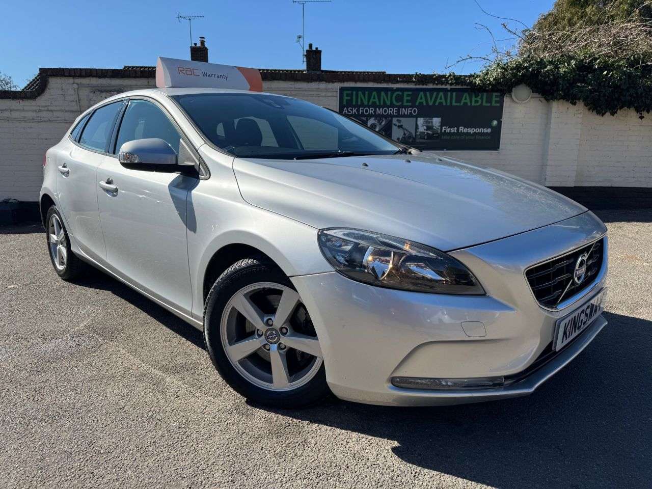 A 2014 VOLVO V40 1.6 T2 ES Hatchback 5dr Petrol Manual Euro 5 (s/s) (120 ps) A 2014 VOLVO V40 1.6 T2 ES Hatchback 5dr Petrol Manual Euro 5 (s/s) (120 ps)