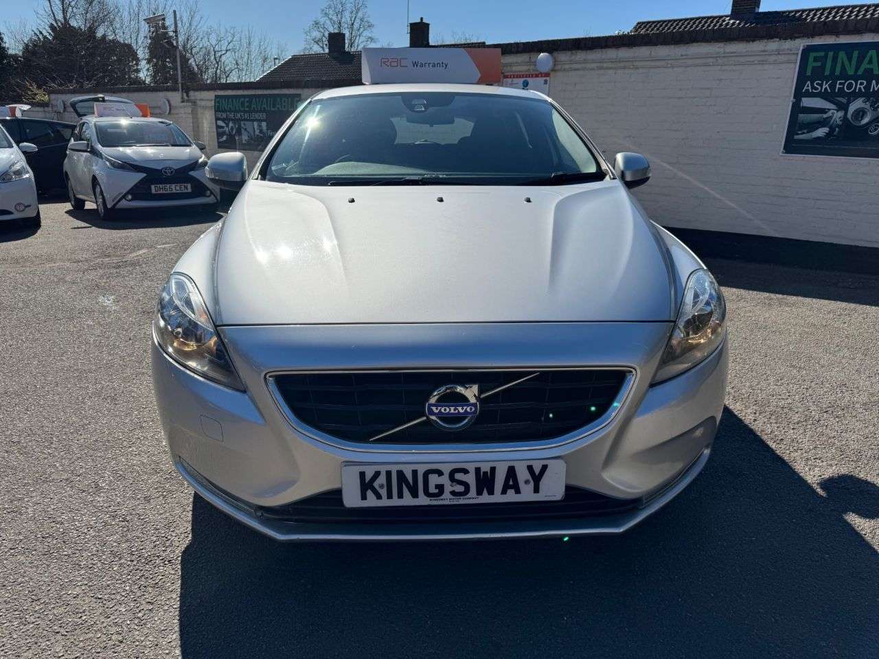 A 2014 VOLVO V40 1.6 T2 ES Hatchback 5dr Petrol Manual Euro 5 (s/s) (120 ps) A 2014 VOLVO V40 1.6 T2 ES Hatchback 5dr Petrol Manual Euro 5 (s/s) (120 ps)