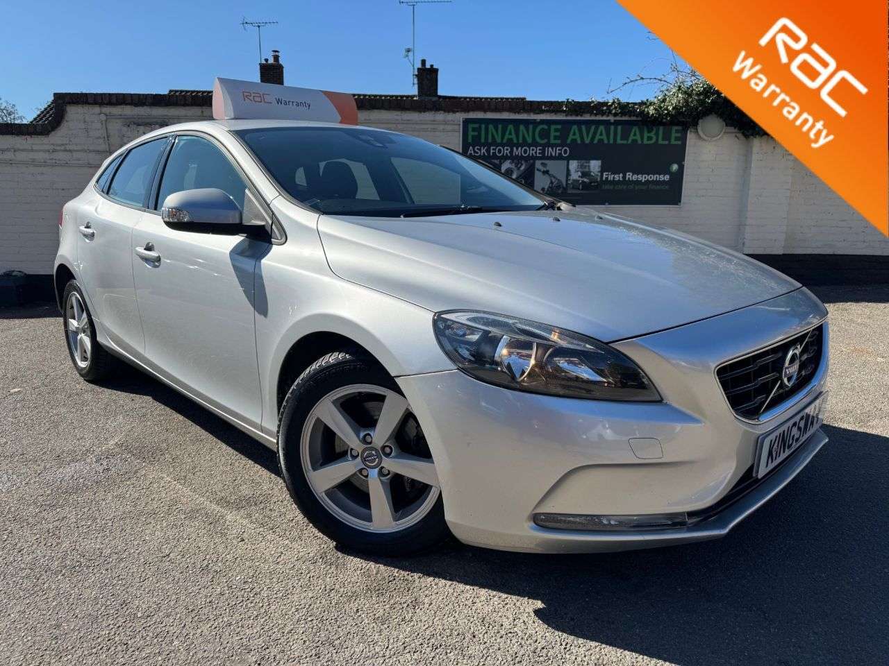 A 2014 VOLVO V40 1.6 T2 ES Hatchback 5dr Petrol Manual Euro 5 (s/s) (120 ps) A 2014 VOLVO V40 1.6 T2 ES Hatchback 5dr Petrol Manual Euro 5 (s/s) (120 ps)
