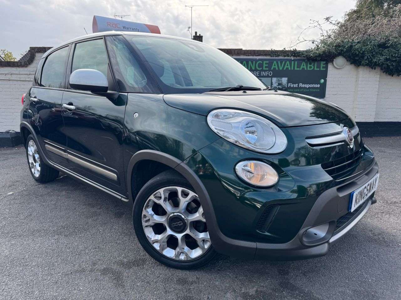 A 2014 FIAT 500L 0.9 TwinAir Trekking MPV 5dr Petrol Manual Euro 6 (s/s) (105 ps) A 2014 FIAT 500L 0.9 TwinAir Trekking MPV 5dr Petrol Manual Euro 6 (s/s) (105 ps)
