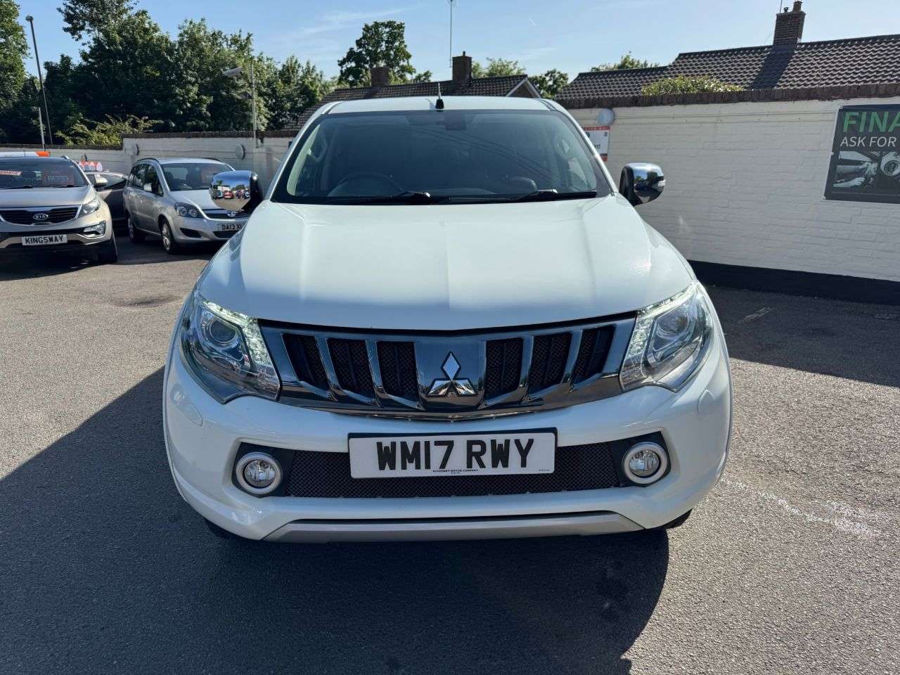A 2017 MITSUBISHI L200 2.4 DI-D DC Barbarian Pickup Double Cab 4dr Diesel Manual 4WD Euro 6 (178 p A 2017 MITSUBISHI L200 2.4 DI-D DC Barbarian Pickup Double Cab 4dr Diesel Manual 4WD Euro 6 (178 p
