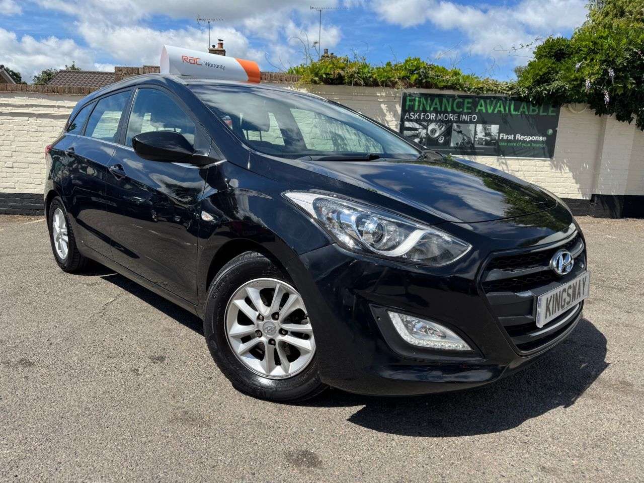 A 2015 HYUNDAI I30 1.6 CRDi Blue Drive SE Tourer 5dr Diesel Manual Euro 6 (s/s) (110 ps) A 2015 HYUNDAI I30 1.6 CRDi Blue Drive SE Tourer 5dr Diesel Manual Euro 6 (s/s) (110 ps)