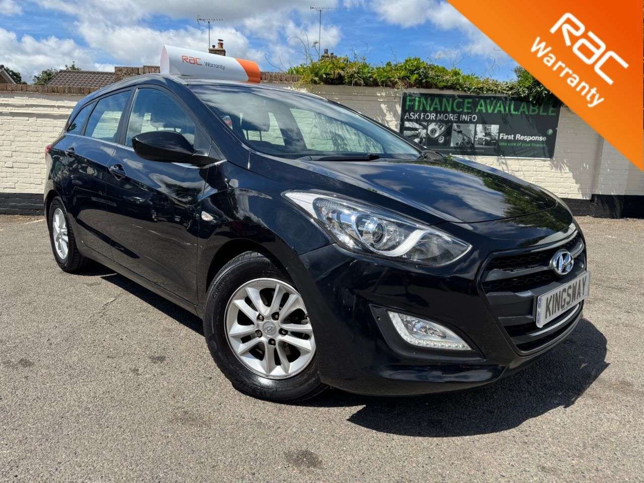 A 2015 HYUNDAI I30 1.6 CRDi Blue Drive SE Tourer 5dr Diesel Manual Euro 6 (s/s) (110 ps) A 2015 HYUNDAI I30 1.6 CRDi Blue Drive SE Tourer 5dr Diesel Manual Euro 6 (s/s) (110 ps)
