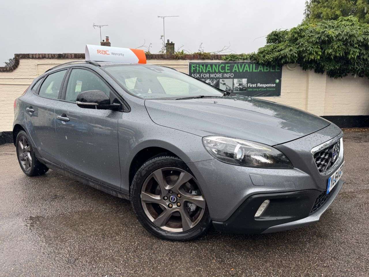 A 2015 VOLVO V40 CROSS COUNTRY 1.6 D2 Lux Nav Hatchback 5dr Diesel Manual Euro 5 (s/s) (115 ps) A 2015 VOLVO V40 CROSS COUNTRY 1.6 D2 Lux Nav Hatchback 5dr Diesel Manual Euro 5 (s/s) (115 ps)