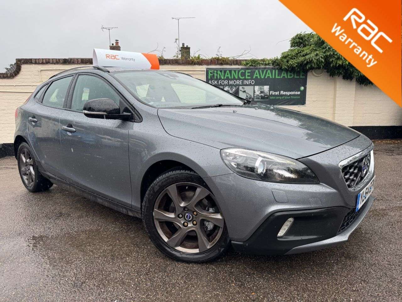 A 2015 VOLVO V40 CROSS COUNTRY 1.6 D2 Lux Nav Hatchback 5dr Diesel Manual Euro 5 (s/s) (115 ps) A 2015 VOLVO V40 CROSS COUNTRY 1.6 D2 Lux Nav Hatchback 5dr Diesel Manual Euro 5 (s/s) (115 ps)
