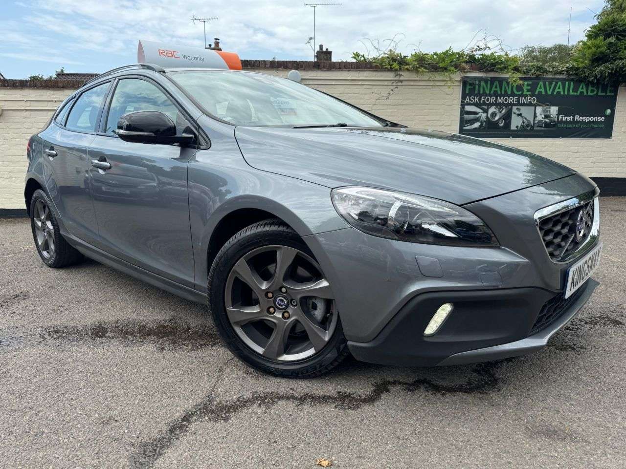 A 2015 VOLVO V40 CROSS COUNTRY 1.6 D2 Lux Nav Hatchback 5dr Diesel Manual Euro 5 (s/s) (115 ps) A 2015 VOLVO V40 CROSS COUNTRY 1.6 D2 Lux Nav Hatchback 5dr Diesel Manual Euro 5 (s/s) (115 ps)