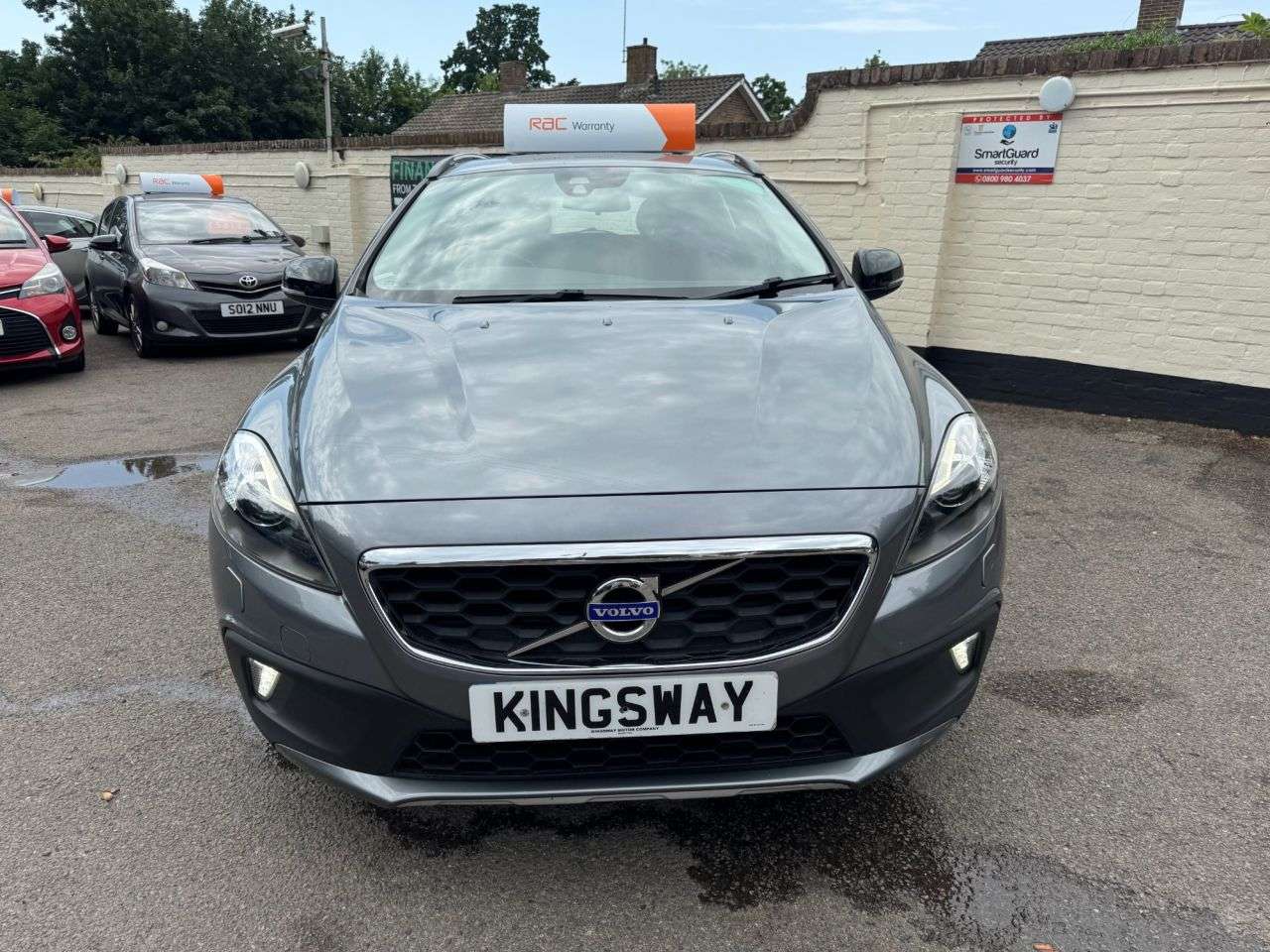 A 2015 VOLVO V40 CROSS COUNTRY 1.6 D2 Lux Nav Hatchback 5dr Diesel Manual Euro 5 (s/s) (115 ps) A 2015 VOLVO V40 CROSS COUNTRY 1.6 D2 Lux Nav Hatchback 5dr Diesel Manual Euro 5 (s/s) (115 ps)