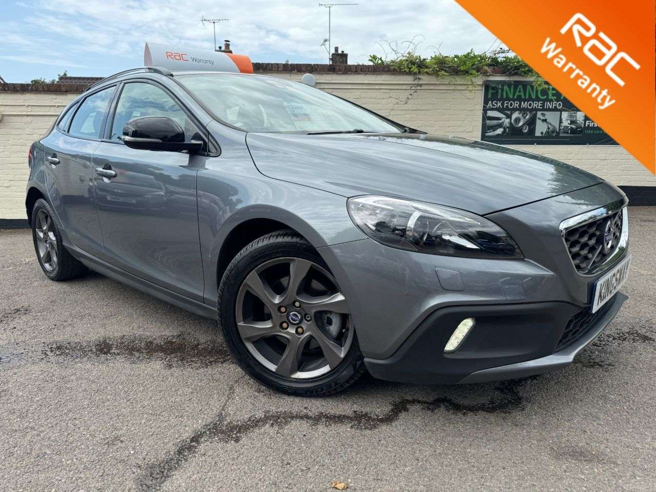A 2015 VOLVO V40 CROSS COUNTRY 1.6 D2 Lux Nav Hatchback 5dr Diesel Manual Euro 5 (s/s) (115 ps) A 2015 VOLVO V40 CROSS COUNTRY 1.6 D2 Lux Nav Hatchback 5dr Diesel Manual Euro 5 (s/s) (115 ps)