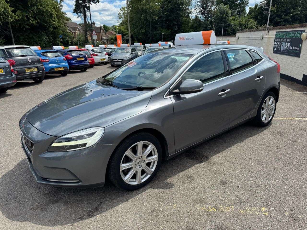 2017 VOLVO V40 2017 VOLVO V40