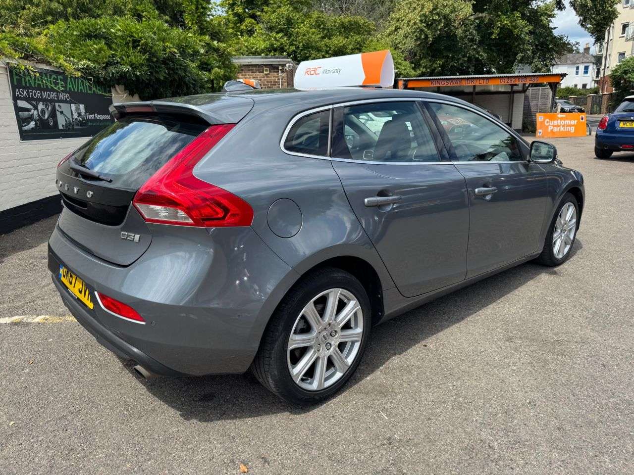 2017 VOLVO V40 2017 VOLVO V40