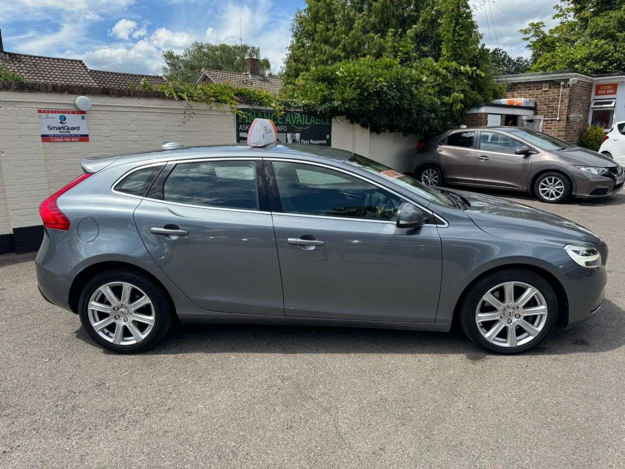 2017 VOLVO V40 2017 VOLVO V40