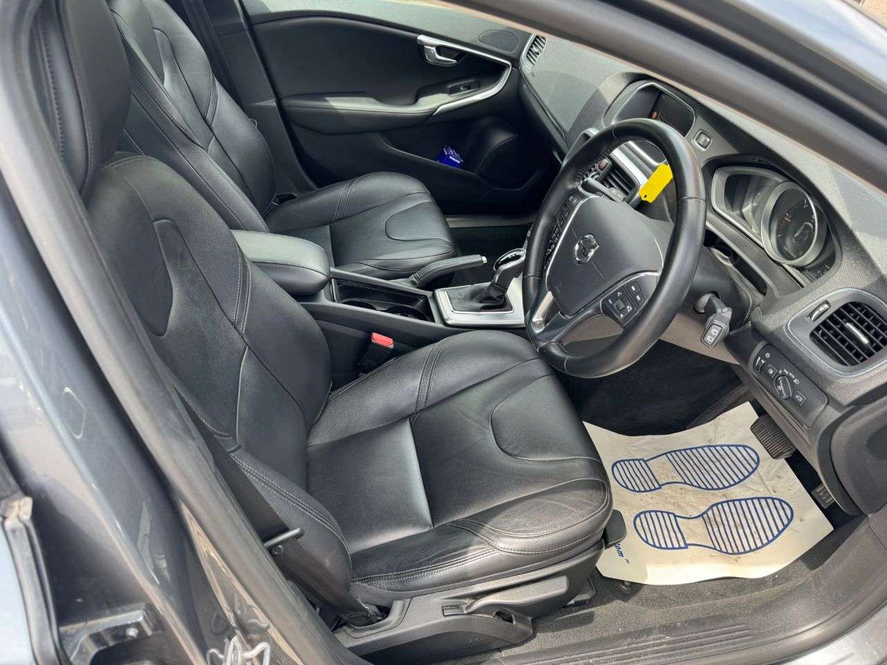 2017 VOLVO V40 2017 VOLVO V40