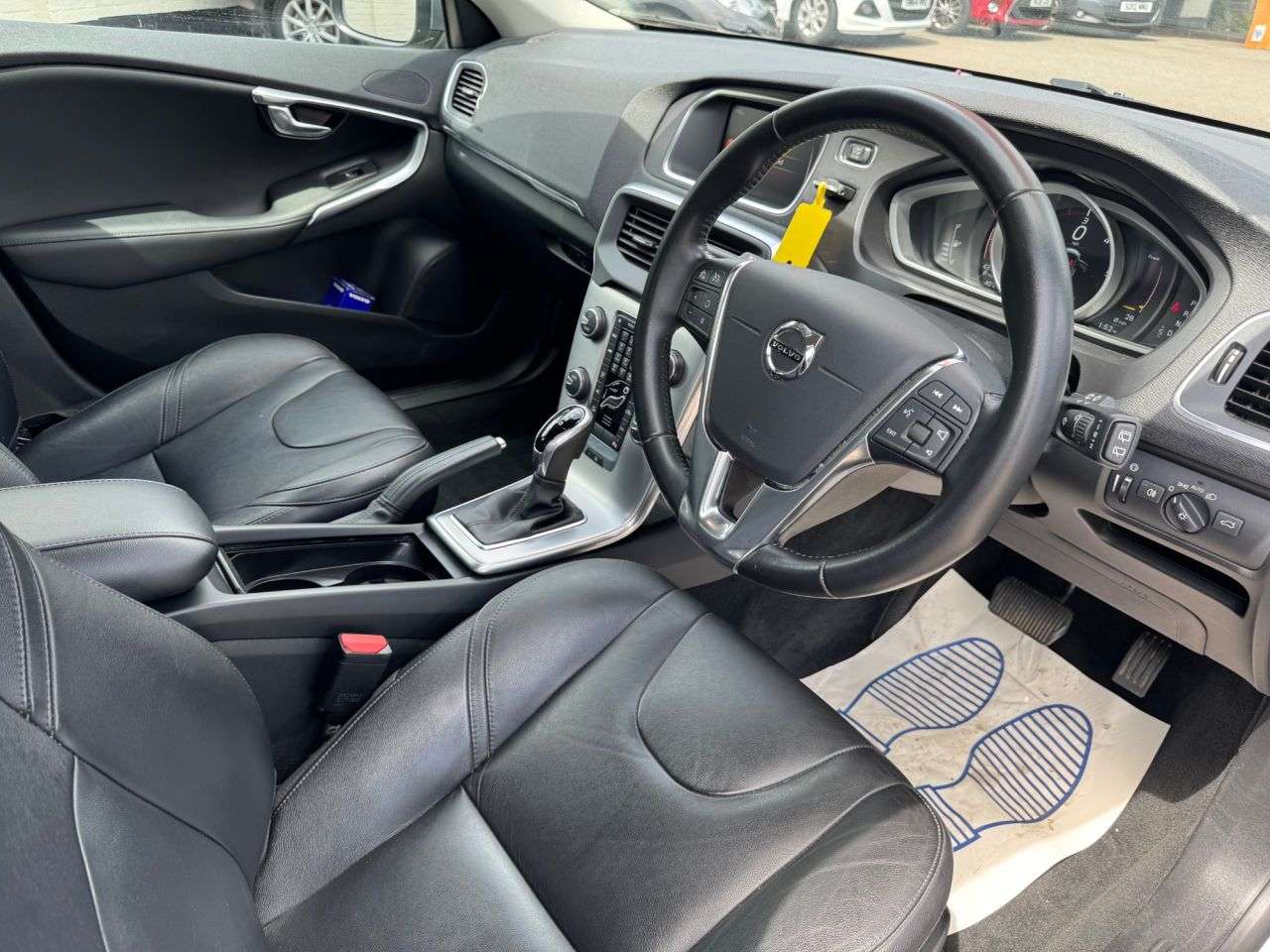 2017 VOLVO V40 2017 VOLVO V40