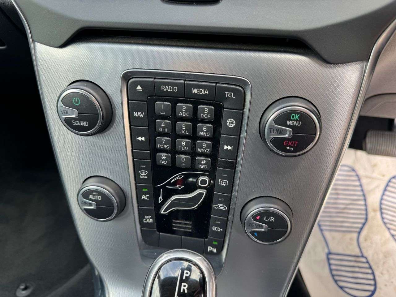 2017 VOLVO V40 2017 VOLVO V40