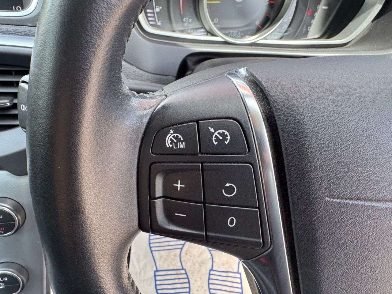 2017 VOLVO V40 2017 VOLVO V40