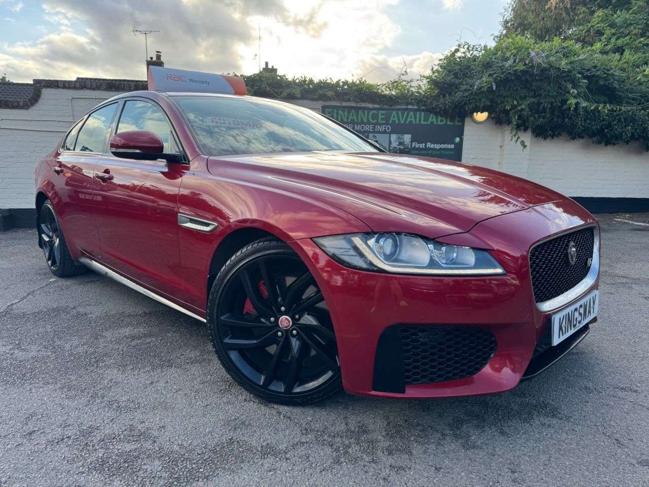 A 2016 JAGUAR XF 3.0d V6 S Saloon 4dr Diesel Auto Euro 6 (s/s) (300 ps) A 2016 JAGUAR XF 3.0d V6 S Saloon 4dr Diesel Auto Euro 6 (s/s) (300 ps)