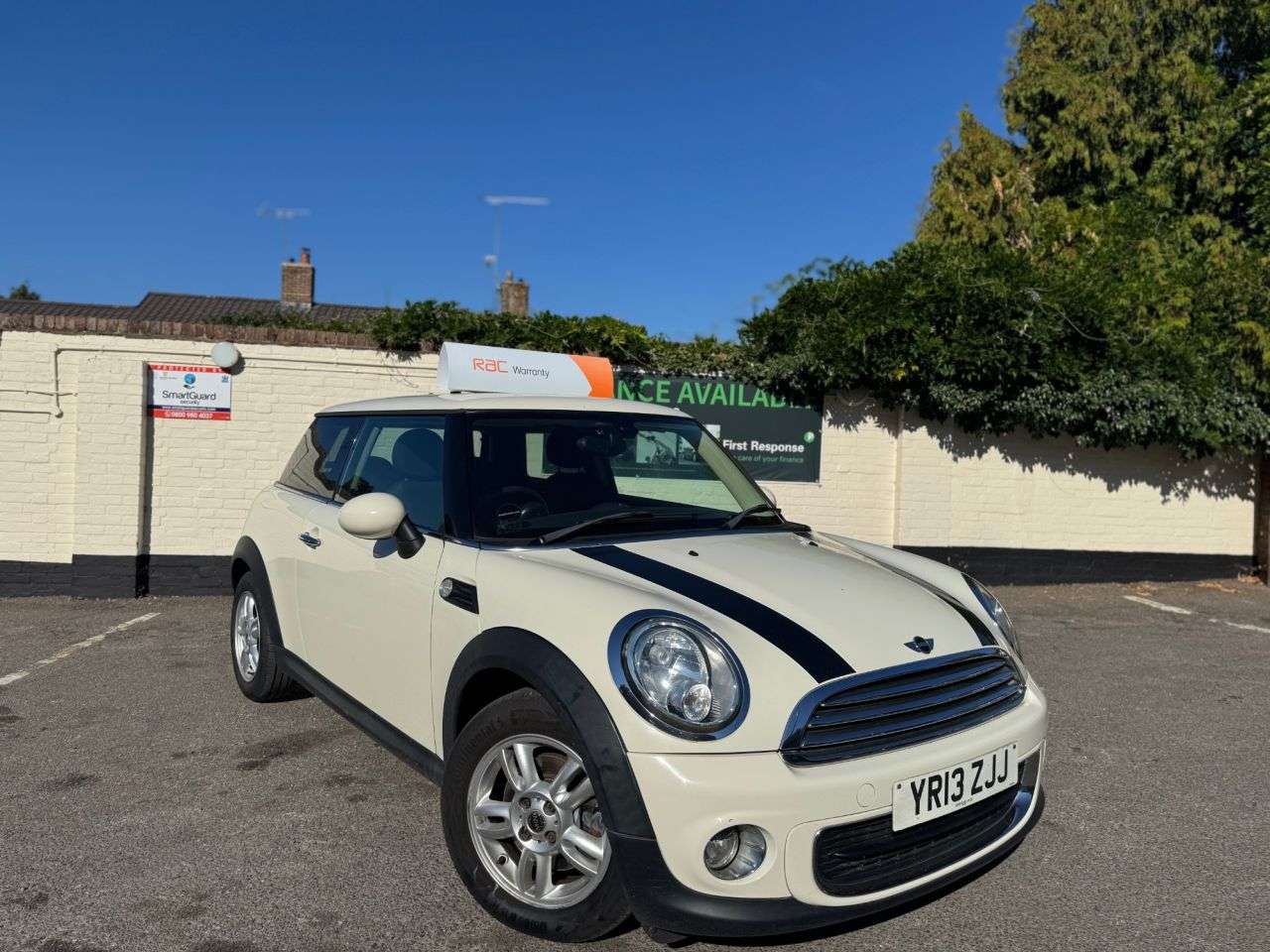 A 2013 MINI HATCH 1.6 One Hatchback 3dr Petrol Manual Euro 5 (98 ps) 6 MONTHS RAC WARRANTY IN A 2013 MINI HATCH 1.6 One Hatchback 3dr Petrol Manual Euro 5 (98 ps) 6 MONTHS RAC WARRANTY IN
