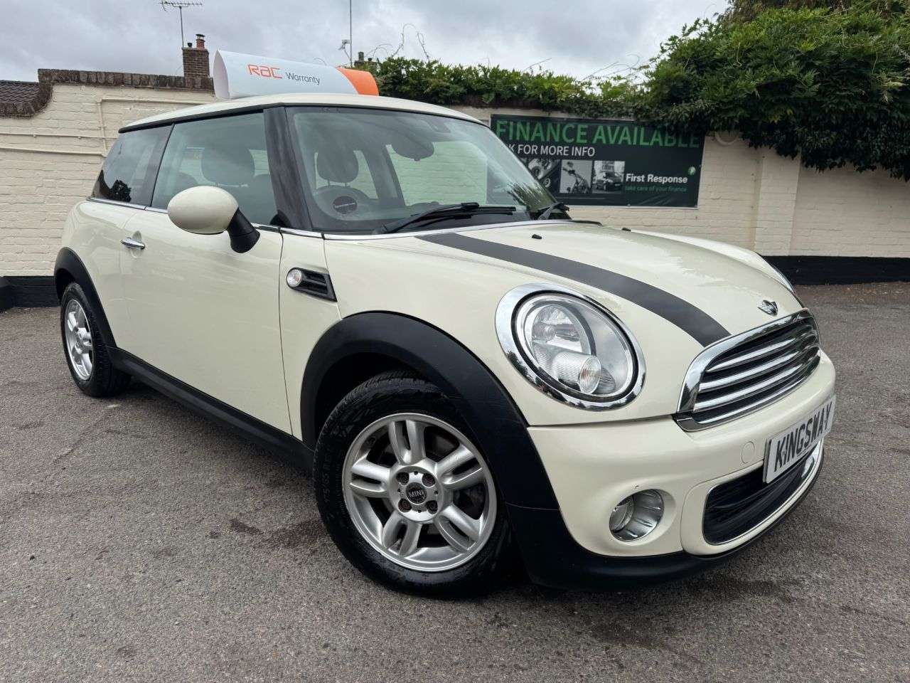 A 2013 MINI HATCH 1.6 One Hatchback 3dr Petrol Manual Euro 5 (98 ps) 6 MONTHS RAC WARRANTY IN A 2013 MINI HATCH 1.6 One Hatchback 3dr Petrol Manual Euro 5 (98 ps) 6 MONTHS RAC WARRANTY IN