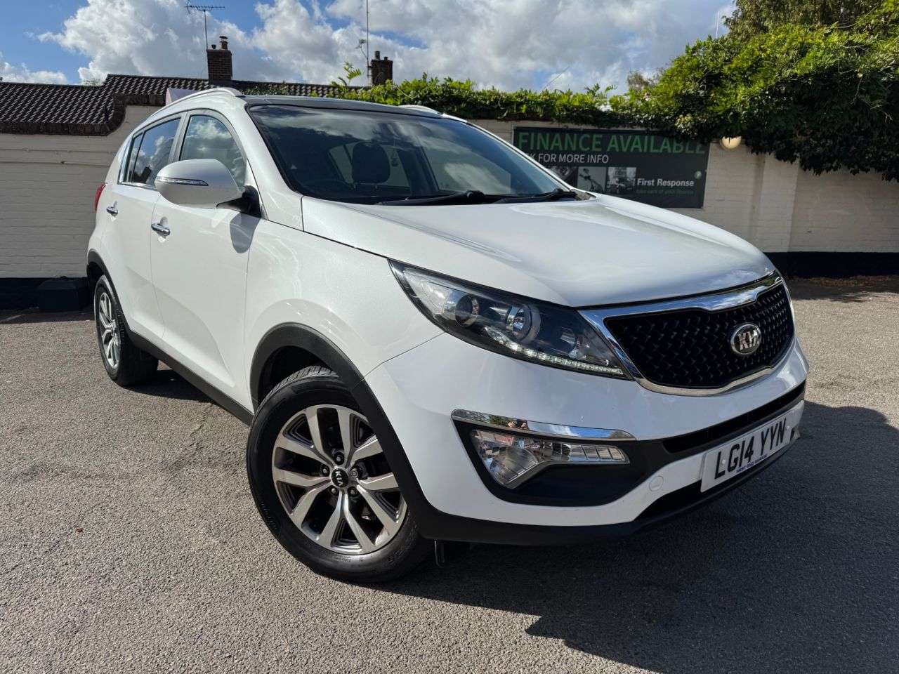 A 2014 KIA SPORTAGE 1.7 CRDi EcoDynamics 2 SUV 5dr Diesel Manual 2WD Euro 5 (s/s) (114 bhp) A 2014 KIA SPORTAGE 1.7 CRDi EcoDynamics 2 SUV 5dr Diesel Manual 2WD Euro 5 (s/s) (114 bhp)