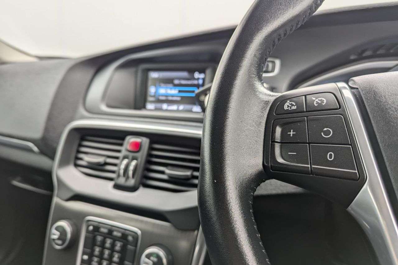 2015 VOLVO V40 2015 VOLVO V40