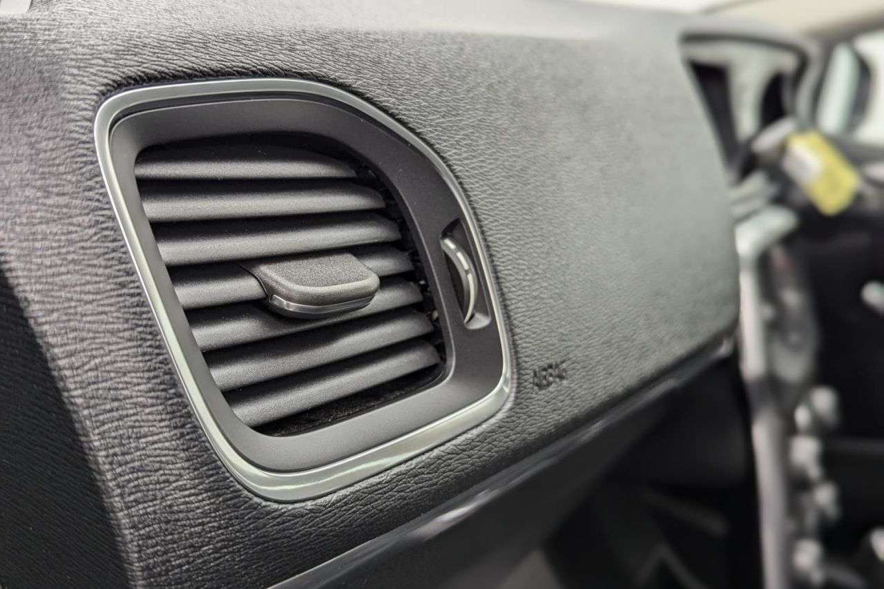 2015 VOLVO V40 2015 VOLVO V40