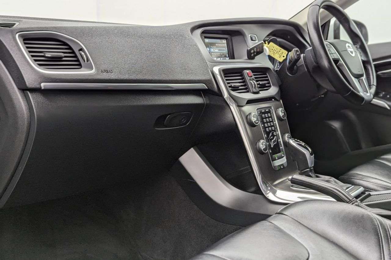 2015 VOLVO V40 2015 VOLVO V40