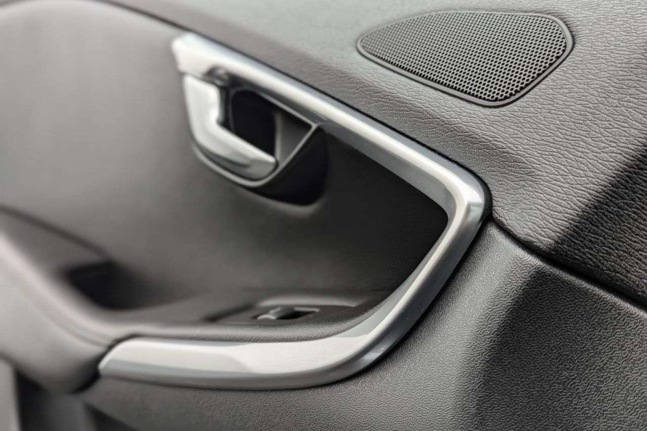 2015 VOLVO V40 2015 VOLVO V40