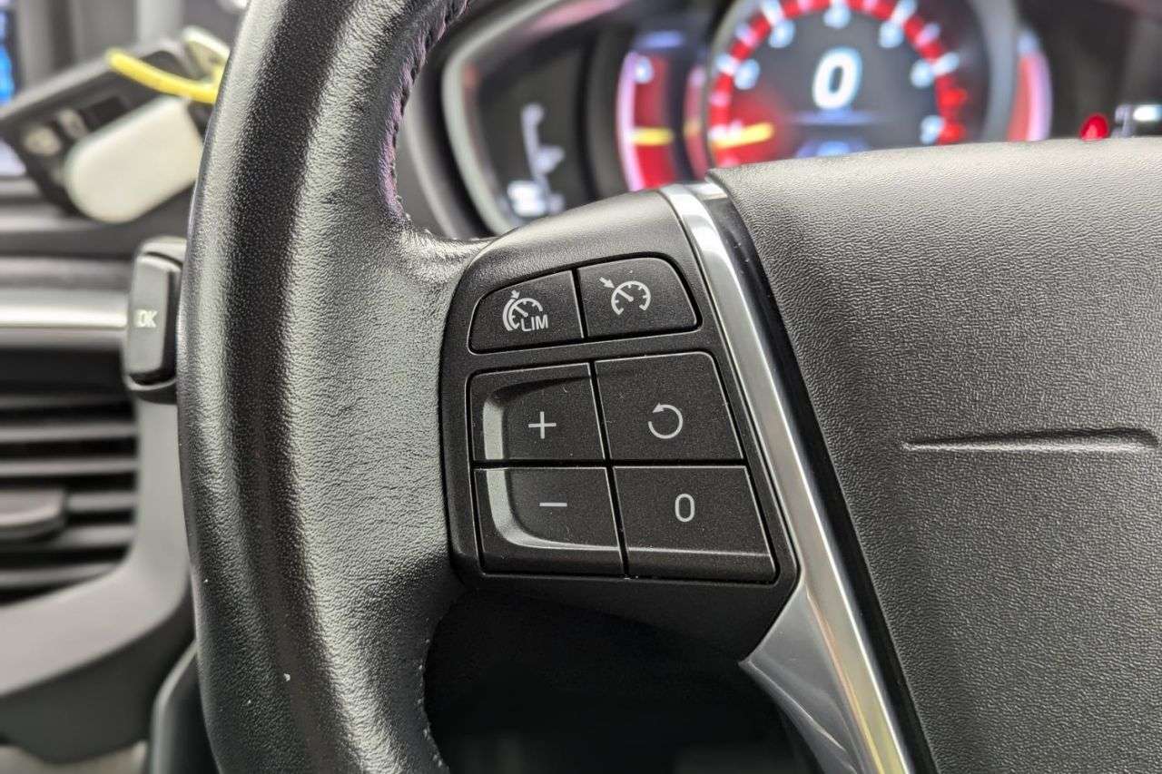 2015 VOLVO V40 2015 VOLVO V40