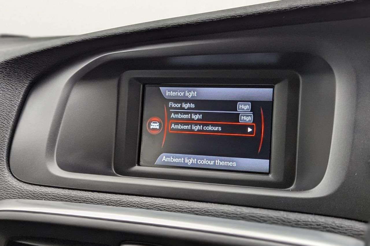 2015 VOLVO V40 2015 VOLVO V40