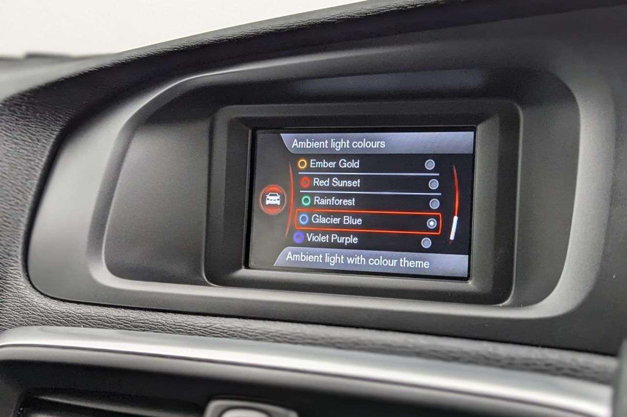 2015 VOLVO V40 2015 VOLVO V40