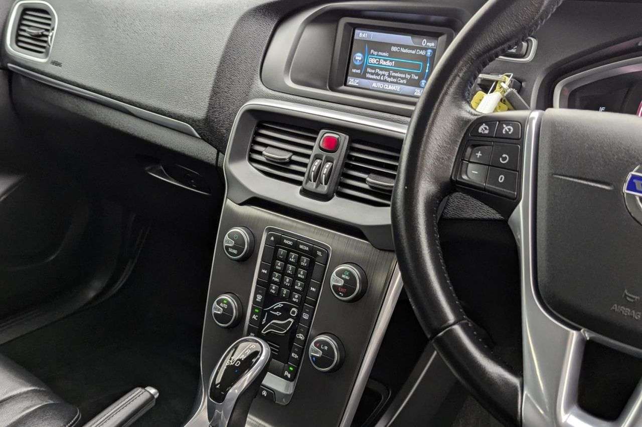 2015 VOLVO V40 2015 VOLVO V40